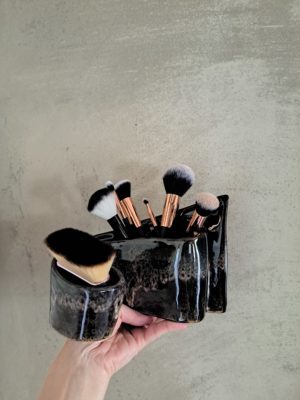 Support maquillage, crayons, brumes