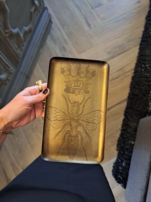 Plateau rectangulaire en métal doré motif abeille