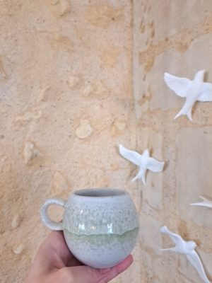Tasse grise et vert d'eau en grès